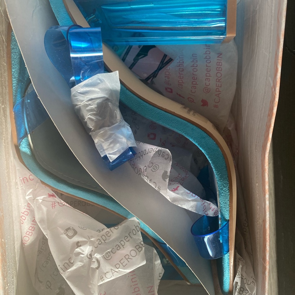 HOLD 4 Ms.Desi 😻🦋